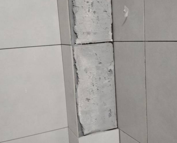 揭东瓷砖空鼓维修公司分享下瓷砖施工前基层浇水润湿程度不足，可能导致以下问题