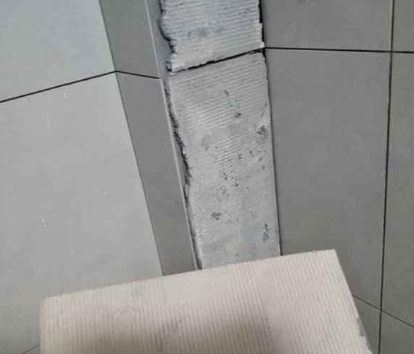 揭东瓷砖空鼓维修公司分享下厨房瓷砖脱落的补救措施。
